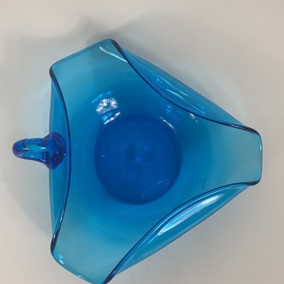 Vintage MCM blue hand blown dish with curved edges and handle. - Picture 5 of 6